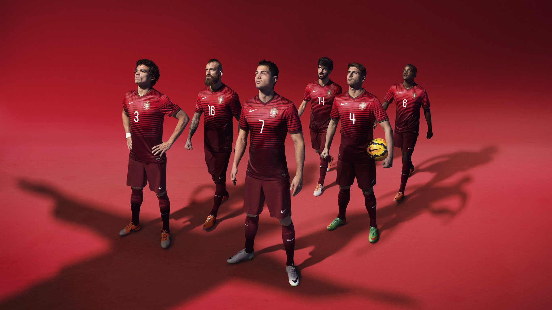 西甲联赛激战正酣，皇马巴萨上演巅峰对决