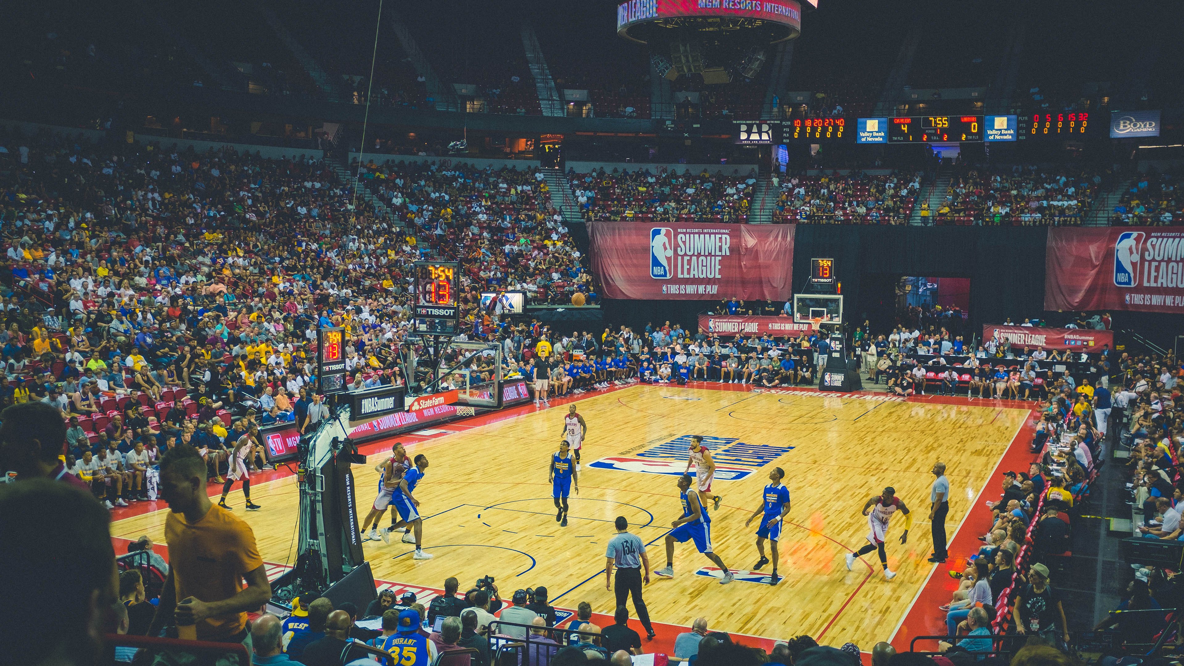 NBA季后赛激战正酣，勇士队逆转胜出，库里再创历史纪录